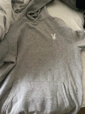 Hoddie playboy - Säljer hoddie med Playboy tryck den är väldigt stor i storlek jag som är en xs/s så är den lite under knäna men väldigt skön 