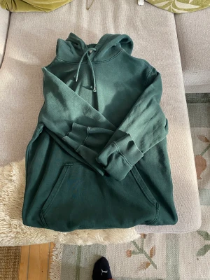 Weekday hoodie - En grön Weekday hoodie i strl XS 😊