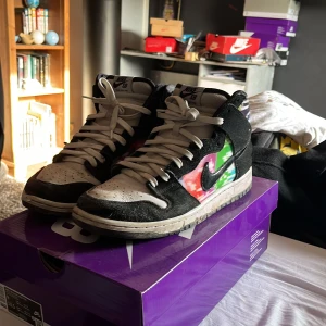 Nike sb dunk high strlk 42,5 - Skorna är köpta på junkyard för 1299 kr skateshop i Stockholm. Dem e lite skateade och smutsiga.