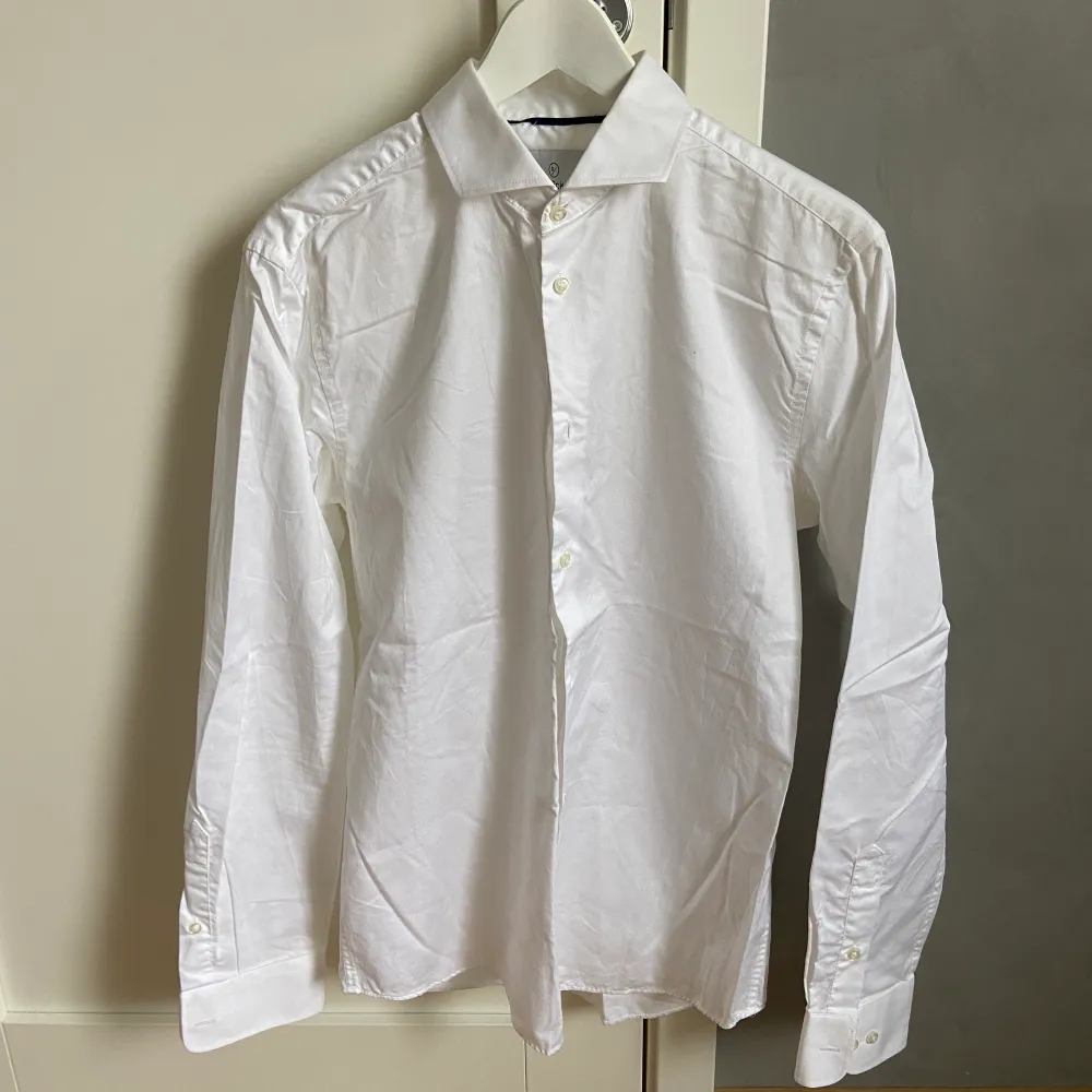 Vit skjorta från Bläck i storlek M (39/40) för herr. Använd men i gott skick, har ej strukits, därav skrynklor. . Skjortor.