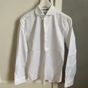 Vit skjorta från Bläck i storlek M (39/40) för herr. Använd men i gott skick, har ej strukits, därav skrynklor. 