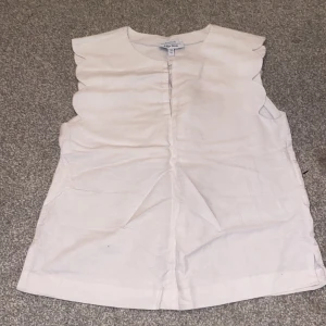 Topp - Gullig vit topp från Other Stories i storlek 34! 