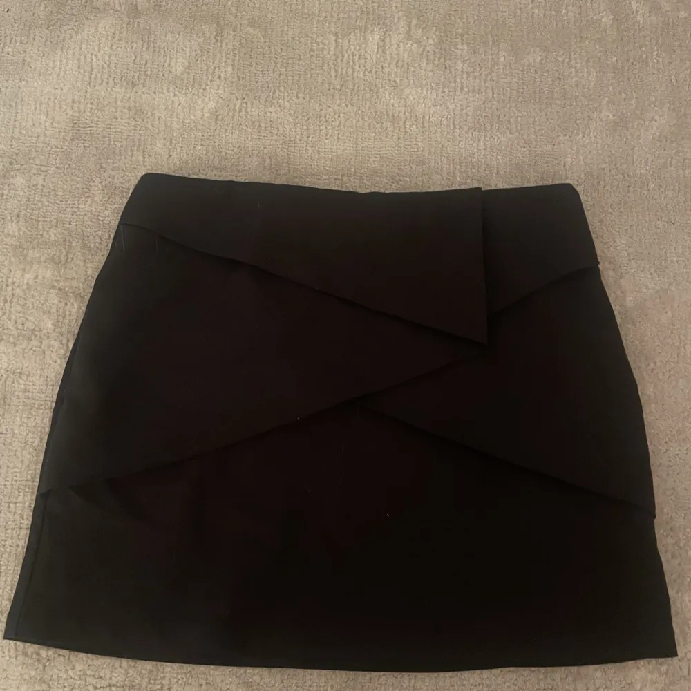 Superfin zara kjol men tyvärr är den för stor för mig  Storlek M Säljer för 175kr + frakt. Kjolar.