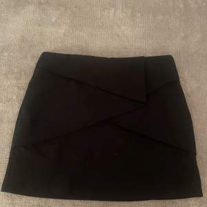 Superfin zara kjol men tyvärr är den för stor för mig  Storlek M Säljer för 175kr + frakt