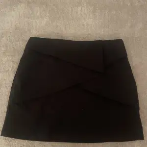 Superfin zara kjol men tyvärr är den för stor för mig  Storlek M Säljer för 175kr + frakt