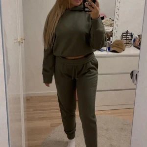 Mjukis sett  - Mjukisbyxor + luvtröja  Byxor storlek M  Tröja storlek S  Använda 2 gånger