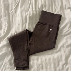 Gymshark tights - Bruna - Gymshark ”Gymshark Adapt Fleck Seamless Leggings - Mineral | Brown” i storlek Medium. Använda ett fåtal gånger. Nypris 599kr