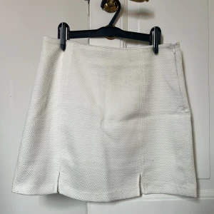 Ginatricot kjol - Kjol från ginatricot. Benvit.