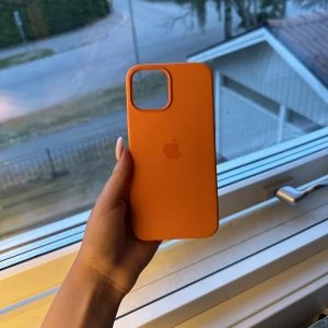 Mobilskal - Mobilskal från Apple till iPhone 12 Pro Max. En liten defekt som syns på sista bilden annars i super bra skick! Nypris 700kr