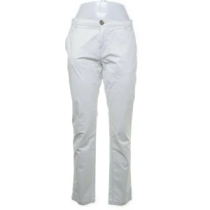 Dobber Chinos - Dessa chinos är i storlek 34. Använt några gånger men är i mycket bra skick. 