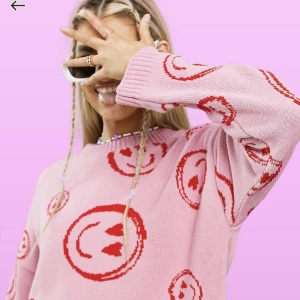 Smiley-tröja från Asos - tröjan är i storlek 40 men den är väldiiiiigt liten i storlek så på mig som brukar ha 34 sitter den bara lite oversized :) skulle säga att den ”verkliga” färgen är mest lik den på 3e bilden! inte alls nopprig!