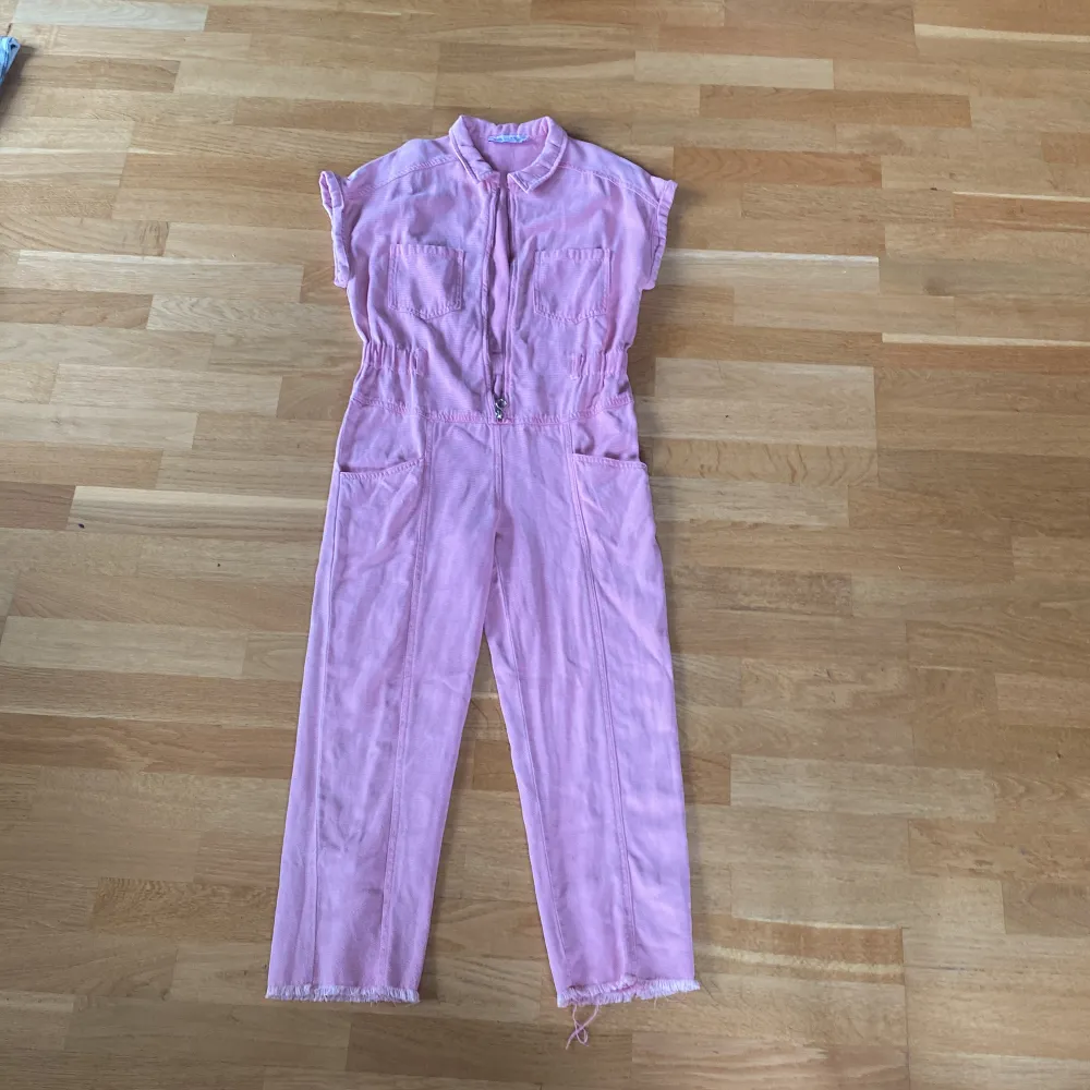 En rosa jumpsuit från zara, köpt sommar 2022, säljer pga för liten, pris kan diskuteras!🤗. Jeans & Byxor.