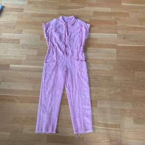En rosa jumpsuit från zara, köpt sommar 2022, säljer pga för liten, pris kan diskuteras!🤗