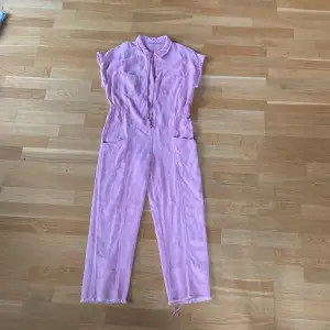 En rosa jumpsuit från zara, köpt sommar 2022, säljer pga för liten, pris kan diskuteras!🤗