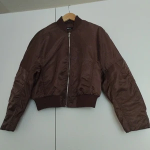 Jacka - En jätte fin Gina Tricot jacka ❤️  I jättebra sick och dock. Jag hade köpt den i hösten men har bara provat en gång och jag har köp en annan jacka därför sälger jag den 🥰 Om ni är intresserade skriv till mig💖☺️