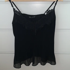 Linne - Ett linne från ZARA som är plisserat med spets/lace💞