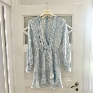 Oanvänd klänning - Klänning från Nelly som aldrig kommit till användning. Storlek 36