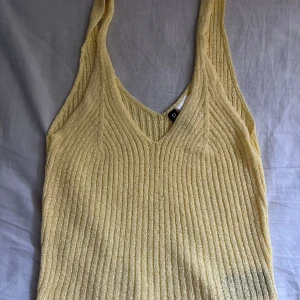 Gult stickat linne - V-ringad gult ribbat linne. Se passform på bilderna jag är ca 177. 