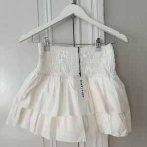 Kjol - Säljer denna jättefina kjol från meet me there. Den är aldrig använd och har prislappen kvar. Den har inbyggda shorts i.