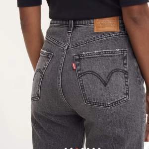 Säljer dessa jeans från Levis. Ribcage straight ankle, i grå/svart. Det är för stora, därav kan jag tyvärr inte använda dem. Originalpris: 1 349 kr.