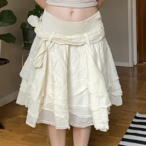 Vit kjol/klänning - Cool kjol/klänning i 100% ganska styl bomull. Går att ha bandet eller inte, passar bäst på M/L! Jag har 38/S/M och sitter lite löst på mig om jag har den som klänning. Okänt märke.