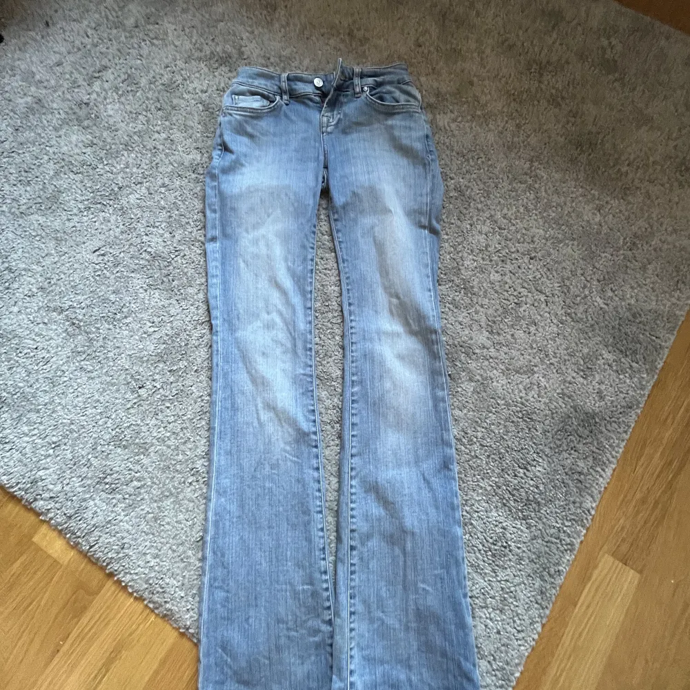 INTRESSEKOLL!! Snygga LTB jeans som är heeelt slutsålda i dennna storlek(25x34), säljer dem på 2&3 bilden, bra skick men lite slitna(kan skicka bild privat), kan skicka mått privat. Budgivning om fler är intresserade? 🙌🌸💐🌼💘NYPRIS 900 på zalando!!. Jeans & Byxor.