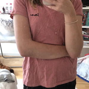 T-shirt  - Gammalrosa Kört med Love tryck  stl xs men är ganska stor för sin storlek! Använd ett fåtal gånger och inget tecken på slitage! 💕