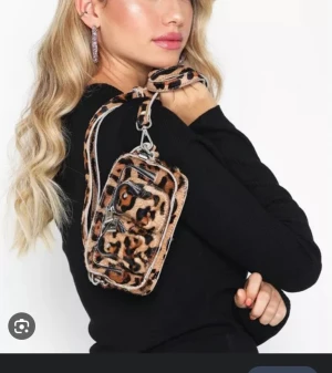 Nunoo väska - Söt nunoo väska i minsta modellen. Knappt använd. Bilderna är lånade då jag inte är hemma för tillfället!🌸