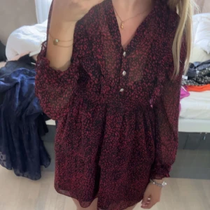 Klänning - Röd svart klänning från Zara storlek xs, köparen står för frakten🌸🫶🏼pris 180 kr