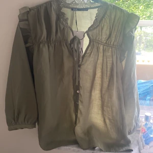 Zara blus med prislapp kvar  - Jag säljer blusen pogrund av att jag inte andvänder den 