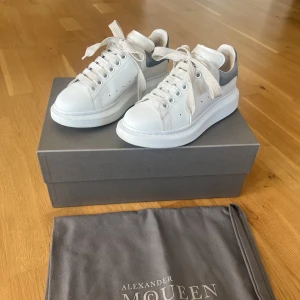 Alexander mcqueen sneakers - Säljer nu mina Alexander mcqueen sneakers i storlek 37,5. Fortfarande fint skick. Skickas med dustbag och kartong🌸