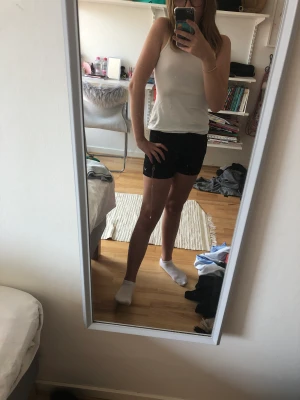 Vitt linne  - Säljer detta Vita linne för att jag inte använder dem så ofta. Bara använda ett fåtal gånger och köpt på Lindex för 80 kr. Inga tecken på slitage därför säljare för 10 kr. 🤍🤍✨