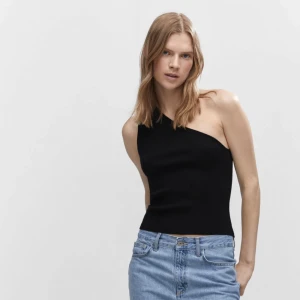 Mango-One shoulder top - Säljer denna otroliga top ifrån Mango då jag råkat beställa två likadana🤍Toppen är helt oanvänd och har prislappen kvar. Vid frågor är det bara att skicka ett meddelande🤍