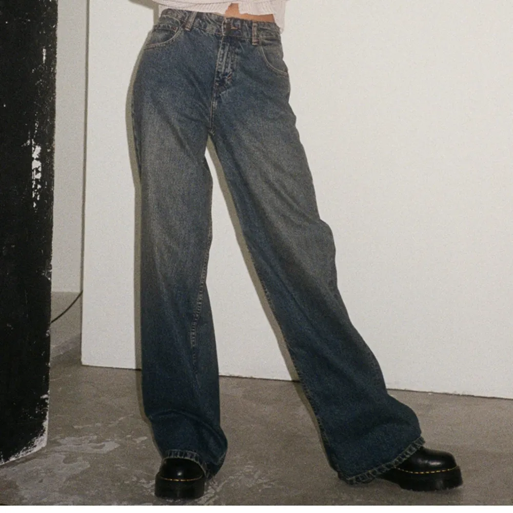 Motel rocks jeans. Modell - Roomy extra wide jeans. Mid waist. Nyskick, aldrig använda. W 28 L 32. Jag är 162 cm lång, dom liite för långa på mig. Färg brown blue acid. Jeans & Byxor.