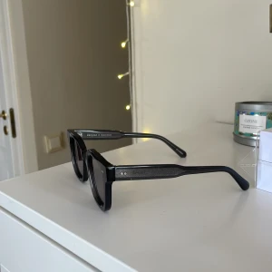 Helt nya chimi glasögon! - Fick två likadana chimis i studentpresent. Har gått för långt tid för att byta, därav säljer jag. Helt oöppnade och nya! Färgen dark grey! 