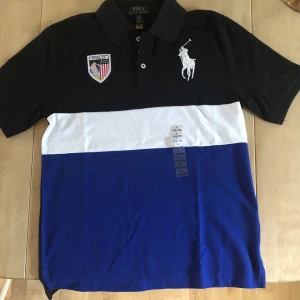 Ralph Lauren polo piké - Skick 10/10, helt ny oanvänd endast testad. Fick i present säljer då den är för liten och retur ej är möjligt. Helt äkta med tag, nypris 55$ ≈600. Bara att fråga vid funderingar, pris kan diskuteras 