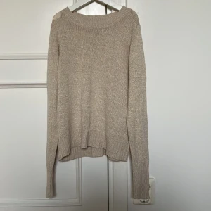 Stickad tröja  - Säljer denna stickade tröjan då jag aldrig använder den💕sitter super bra, passar perfekt 🤩 