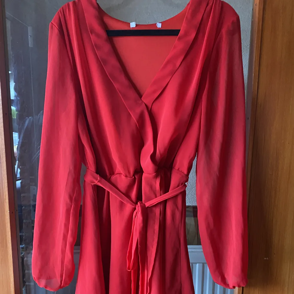 Jätte fin röd långärmad klänning med snöre den är hel å i jättefint skick då den knappt är använd  det ända som skulle behövas fixas är den högra öglan till snöret då den börjat släppt lite !🤍finns ingen lapp i klänningen men strl är s/ m . Klänningar.