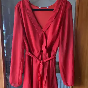 Jätte fin röd långärmad klänning med snöre den är hel å i jättefint skick då den knappt är använd  det ända som skulle behövas fixas är den högra öglan till snöret då den börjat släppt lite !🤍finns ingen lapp i klänningen men strl är s/ m 