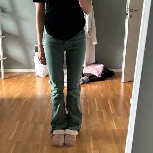 Skitsnygga gröna jeans från Zara i den perfekta modellen dessutom de skönaste byxorna jag äger! Pris går att diskutera vid snabb affär 💓