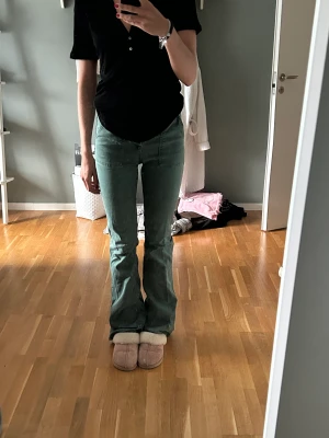 Gröna bootcut jeans från Zara - Skitsnygga gröna jeans från Zara i den perfekta modellen dessutom de skönaste byxorna jag äger! Pris går att diskutera vid snabb affär 💓
