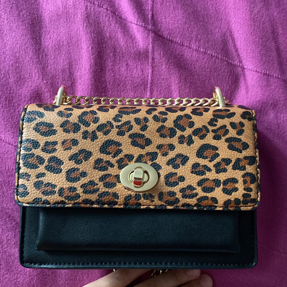 En leopard väska som är i bra skick och kan vara gulligt till små fester🤪🤩🤩(dm för fler bilder!). Väskor.