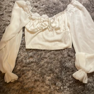 Vit topp - Säljer denna vita topp ifrån shein i storlek XS