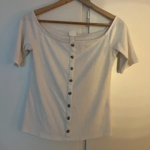 vit ribbad topp - ribbad topp från H&M i nyskick. endast använd 1 gång! 
