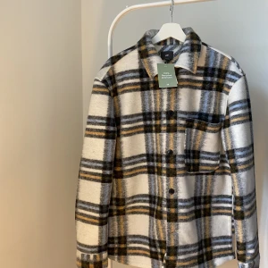 Helt ny jacka  - Nu säljer jag en helt sprillansny jacka! Prislappen är t.om kvar!