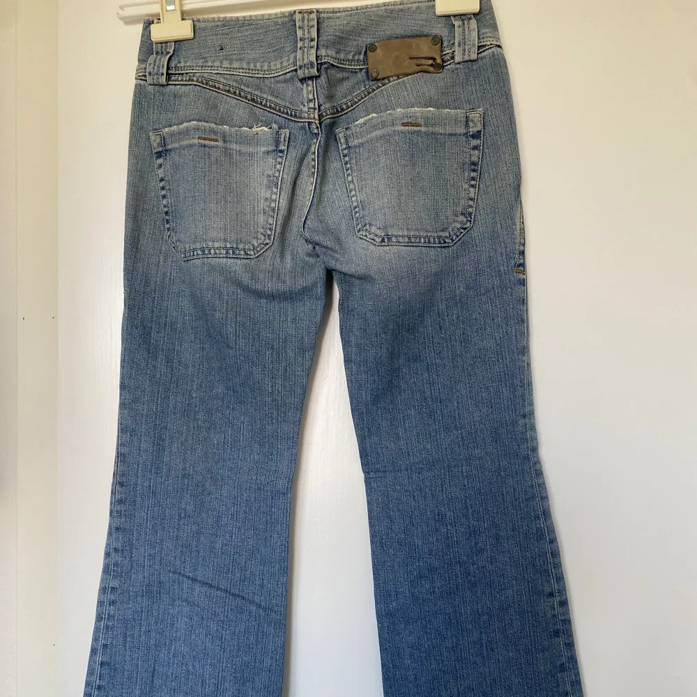 Skitsnygga lågmidjade diesel jeans! Skulle nog inte passa någon som är över 156 cm. De passar inte mig, så kan inte skicka bild på hur de ser ut på. De har en liten fläck, skriv privat för fler bilder och mer info :) . Jeans & Byxor.