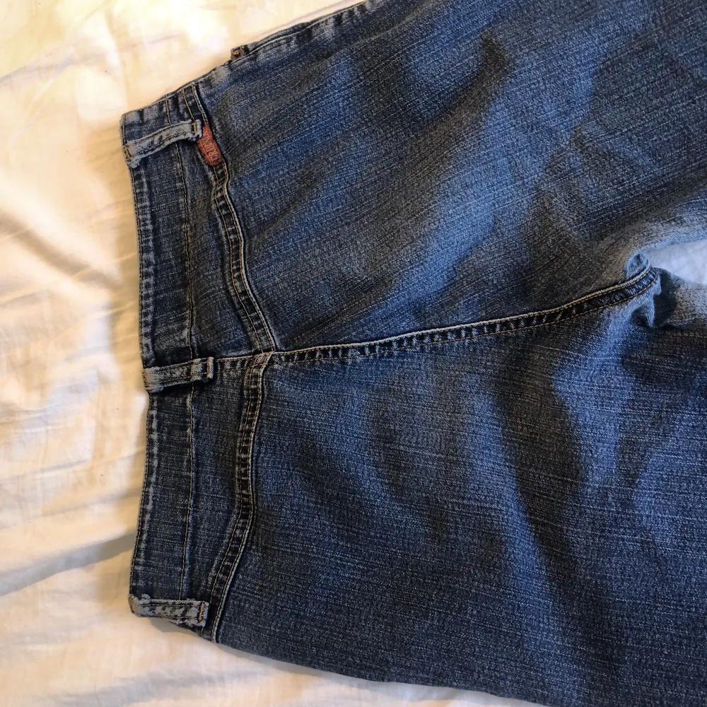 Snygga Crockers, klassiska 2000-tals jeans. Mid rise, bootcut med framfickor, äkta vintage och i super bra skick inga fläckar, slitningar eller hål!. Jeans & Byxor.