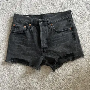 Ett par väldigt snygga jeans shorts från Levis i modellen 501. Det förekommer inga defekter, men säljer pga att de ej passar mig! 🌟  Köparen står för frakt 🫶