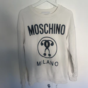 Moschino tröja - Tja! Säljer min Moschino tröja då den inte används.   Köpt på johnells ett tag sen  Storlek S-M