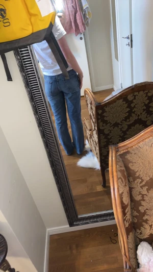 Zara jeans!! - Säljer dessa slutsålda jeans från zara! De går ända ner till fötterna på mig som är 177 så de är långa! Passar runt 36 i storlek. Jeansen är low/mid waist, raka i modellen och i toppenskick! Hör av dig vid frågor! 🌞🩷☺️